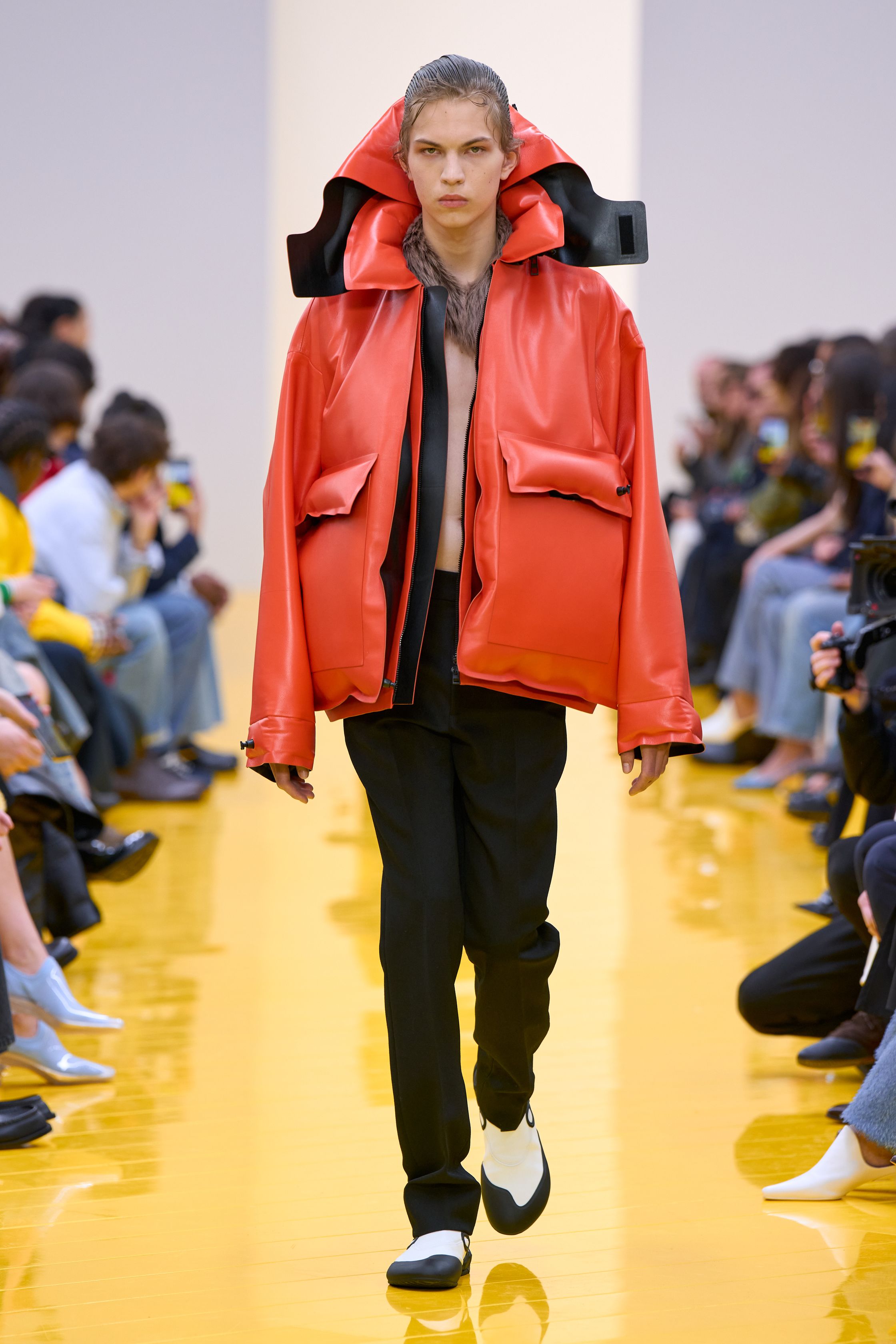 Jonathan Anderson 为 Loewe 带来一场充满艺术实验的秀：黄色地面与鲜明色彩形成强烈视觉舞台，极简廓形针织、雕塑化皮革外套、夸张毛绒结构和实验比例裙装共同构建一种“可穿戴雕塑”。从鲜黄、亮蓝到浓郁棕色毛绒，材质对比成为本季核心语言，既有幽默感也带有博物馆式艺术气质-顽石频道趋势研究